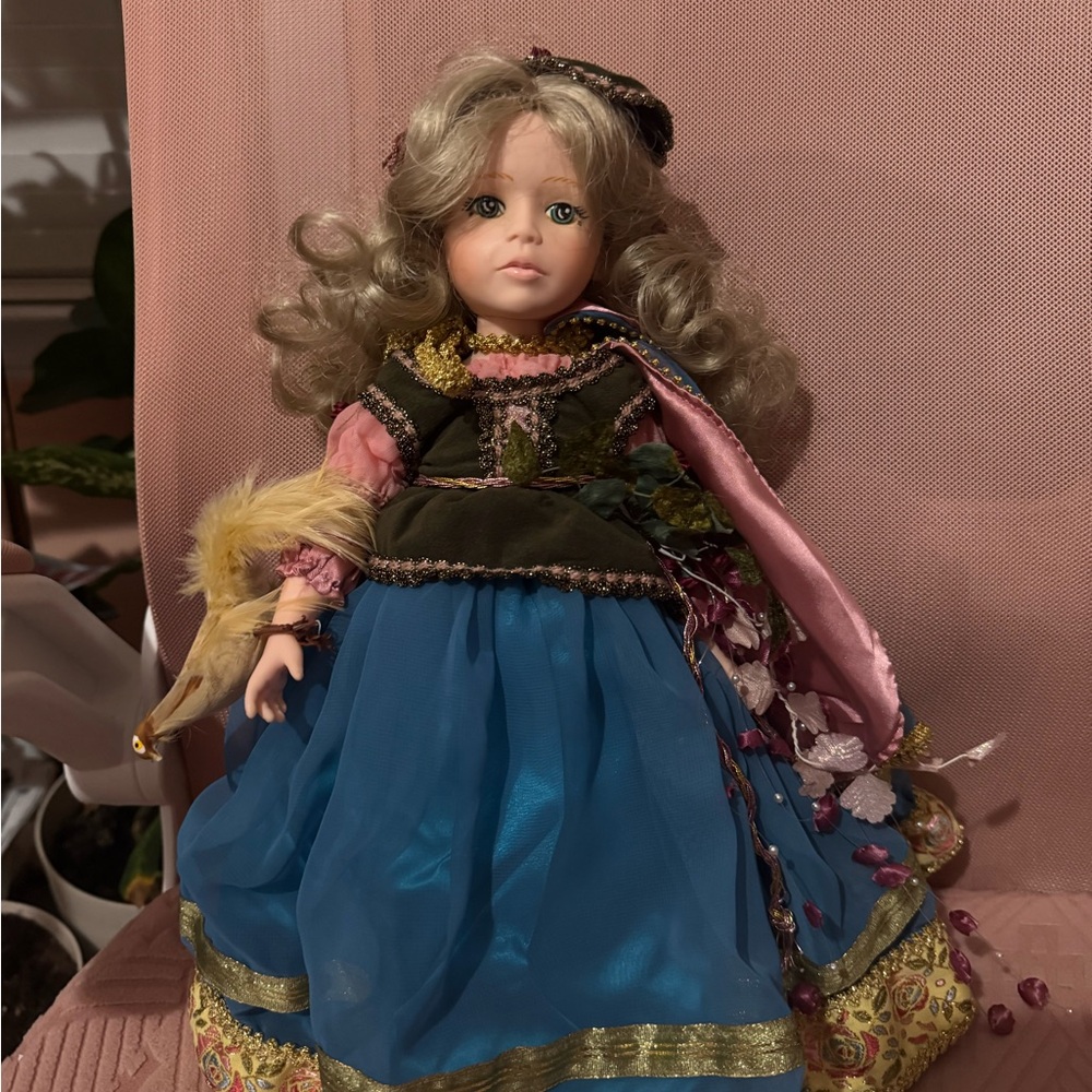 Robin woods “ Maid Marion” 14” tall doll